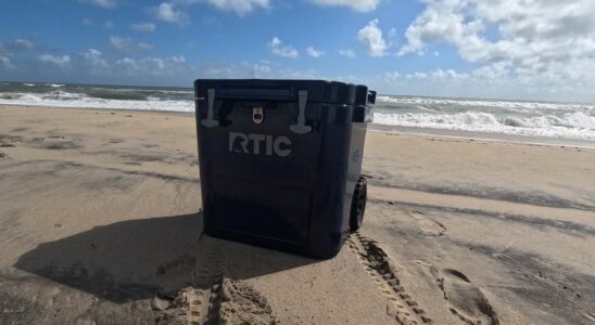 Test pratique du robuste cooler à roulettes de 45 pintes de RTIC : idéal pour une journée prolongée en petit comité