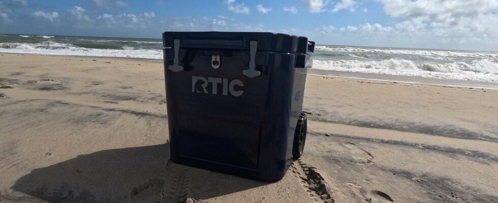 Test pratique du robuste cooler à roulettes de 45 pintes de RTIC : idéal pour une journée prolongée en petit comité