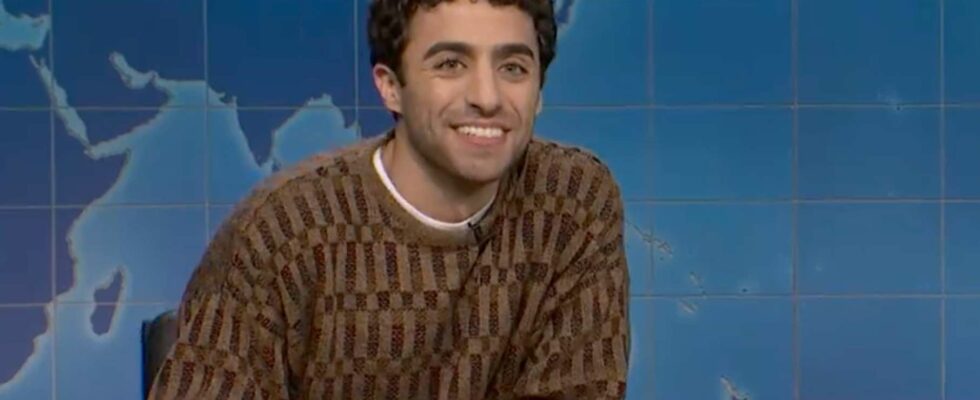 Emil Wakim, le nouvel animateur de 'Weekend Update' de SNL, évalue l'engagement des jeunes envers Gaza : "Cessez les bombardements, ils embrasseront leur orientation".