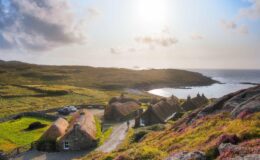 Une petite île pittoresque subit l'assaut de camping-cars, voitures et bus touristiques - une immense route pourrait bientôt perturber cet équilibre.