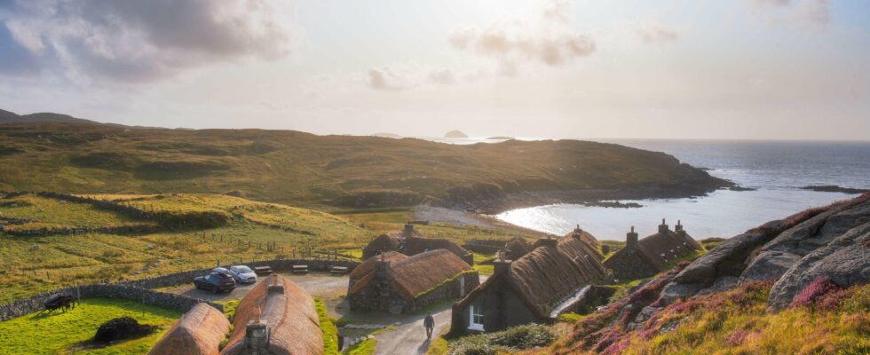 Une petite île pittoresque subit l'assaut de camping-cars, voitures et bus touristiques - une immense route pourrait bientôt perturber cet équilibre.