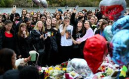 Des milliers de fervents admirateurs de One Direction se rassemblent à Londres pour rendre hommage à Liam Payne en chantant et en pleurant.