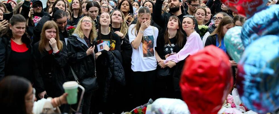 Des milliers de fervents admirateurs de One Direction se rassemblent à Londres pour rendre hommage à Liam Payne en chantant et en pleurant.