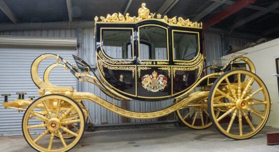 Découverte exclusive du carrosse de 19 pieds du roi Charles après six ans de création - entre horlogerie de la Première Guerre mondiale et portraits royaux