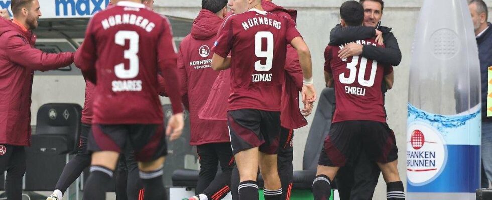 Le HSV brille en tête : Klose impressionne avec sa performance lors du derby victorieux