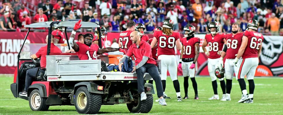 Le receveur vedette des Buccaneers se blesse gravement à la jambe lors du MNF