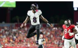 Lamar Jackson brille avec cinq touchdowns alors que les Ravens triomphent des Buccaneers éprouvés.