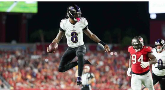 Lamar Jackson brille avec cinq touchdowns alors que les Ravens triomphent des Buccaneers éprouvés.