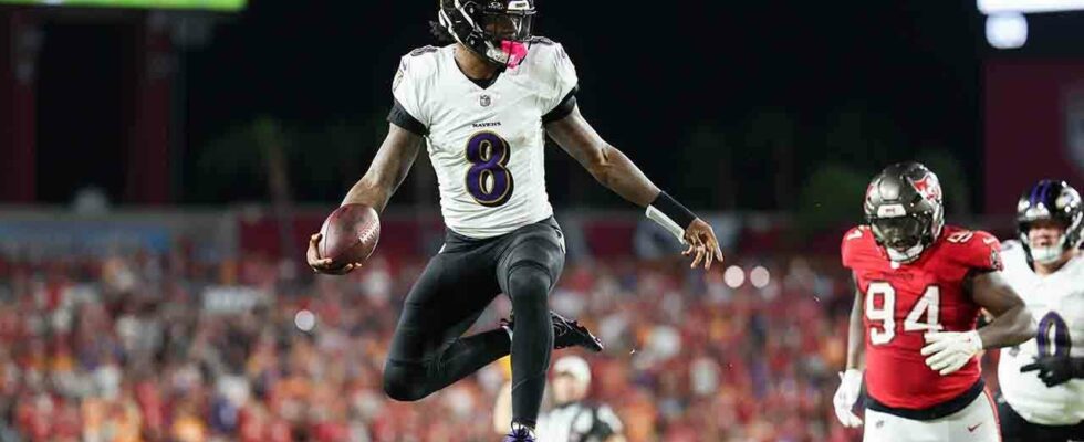 Lamar Jackson brille avec cinq touchdowns alors que les Ravens triomphent des Buccaneers éprouvés.