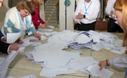 La présidente moldave Maia Sandu dénonce une ingérence "sans précédent" alors que le référendum sur l'UE arrive à son terme.