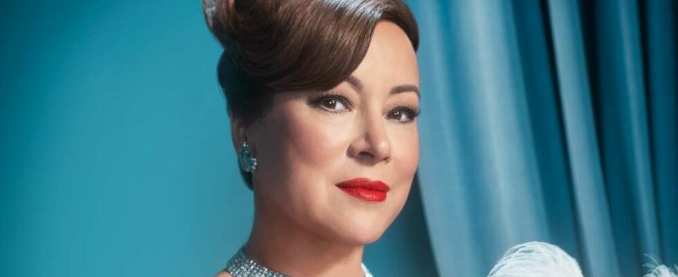 Découvrez Jennifer Tilly : L'actrice au charme flamboyant et l'amie fidèle de Sutton Stracke.