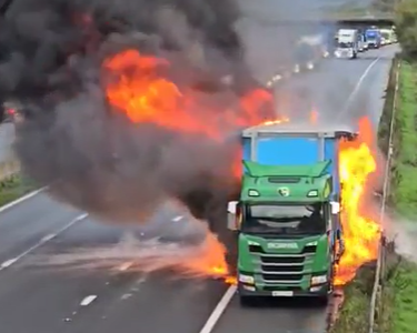 L'autoroute M5 bloquée avec des conducteurs attendant jusqu'à CINQ HEURES en raison d'un feu de camion.