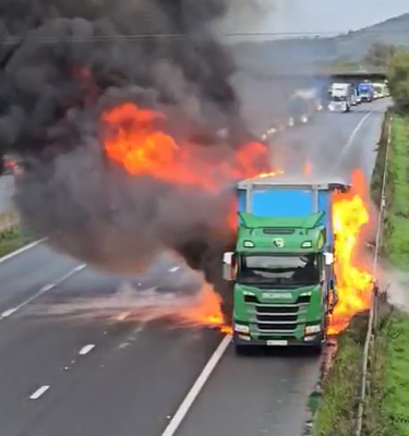 L'autoroute M5 bloquée avec des conducteurs attendant jusqu'à CINQ HEURES en raison d'un feu de camion.