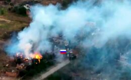 Moment captivant de l'arrêt des forces de Poutine lors d'une mission à haut risque sur le front ukrainien.