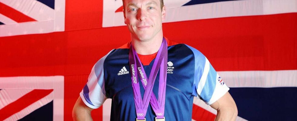 Les moments marquants de Sir Chris Hoy, légende du cyclisme, depuis sa première médaille d'or olympique jusqu'à sa victoire émotive lors des Jeux à domicile.