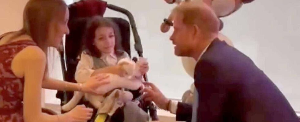 Prince Harry Engage avec les "Petites Légendes" lors d'une Visite Inédite au Royaume-Uni