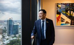 Thaksin Shinawatra : un pacte infernal ? À la rencontre de celui qui orchestre la Thaïlande dans l'ombre.