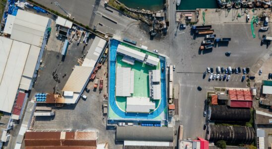 En Albanie, un village se bat pour sa pérennité tandis que Giorgia Meloni édifie un centre de rétention pour expulsés.