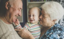 Une méthode surprenante pour permettre aux grands-parents d'accroître leur pension d'État de 6 000 £ à mi-parcours - c'est tellement simple !