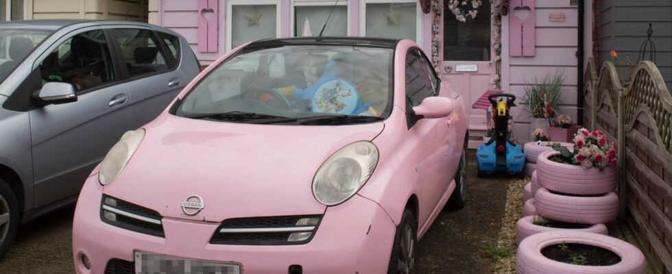 La maison Barbie rose fluo de notre voisin, source de colère et de railleries dans notre quartier.