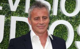 Matt LeBlanc s'affiche en train de fumer des cigarettes un an après le décès de Matthew Perry.