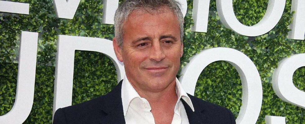 Matt LeBlanc s'affiche en train de fumer des cigarettes un an après le décès de Matthew Perry.