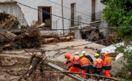 Un ressortissant britannique parmi les 95 personnes décédées dans des inondations en Espagne, avec cinq résidents d'une maison de retraite retrouvés noyés et des automobilistes portés disparus.