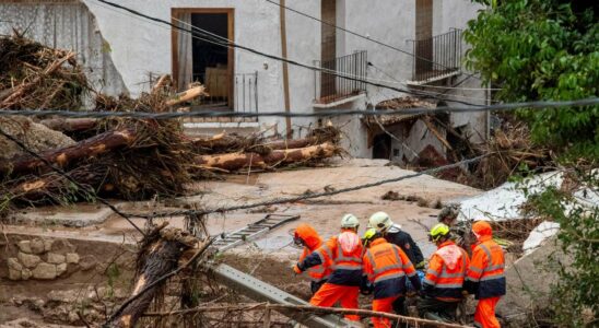 Un ressortissant britannique parmi les 95 personnes décédées dans des inondations en Espagne, avec cinq résidents d'une maison de retraite retrouvés noyés et des automobilistes portés disparus.