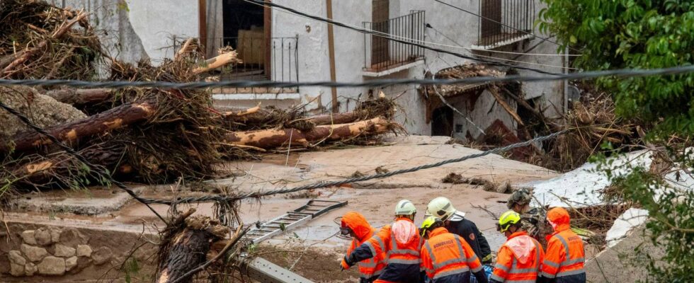 Un ressortissant britannique parmi les 95 personnes décédées dans des inondations en Espagne, avec cinq résidents d'une maison de retraite retrouvés noyés et des automobilistes portés disparus.