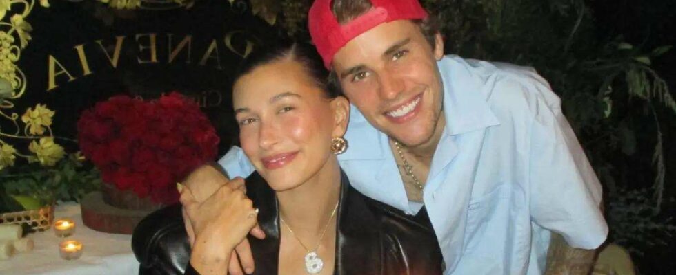 Hailey Bieber Shares Cute Photo of Newborn Son Jack with 'I Voted' Sticker Hailey Bieber partage une photo adorable de son nouveau-né Jack avec un autocollant 'J'ai voté'