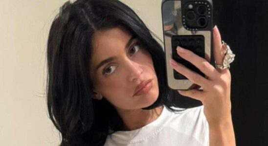 Kylie Jenner, 27, Flaunts Curves in Black Workout Set Amid Facelift Rumors Kylie Jenner, 27 ans, met en valeur ses courbes dans un ensemble de sport noir suite aux rumeurs de mini-lifting.