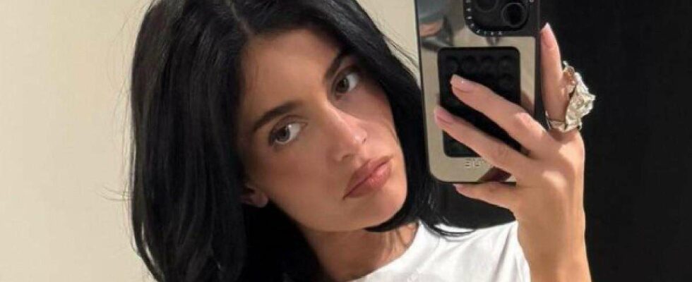 Kylie Jenner, 27, Flaunts Curves in Black Workout Set Amid Facelift Rumors Kylie Jenner, 27 ans, met en valeur ses courbes dans un ensemble de sport noir suite aux rumeurs de mini-lifting.