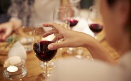 "Shoppers Furious as Famous Wines Covertly Reduce Alcohol Content" "Les acheteurs furieux alors que des vins célèbres réduisent discrètement l'alcool"