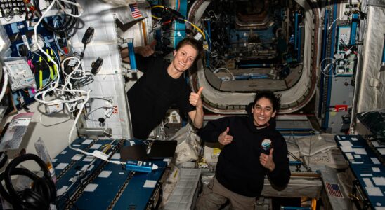 How NASA Astronauts Cast Their Votes While in Space Comment les astronautes de la NASA votent depuis l'espace