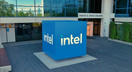 "Intel Faces Major Setback: Are Danger Signals Flashing?" "Intel fait face à un grand revers : Les signaux d'alerte s'illuminent ?"