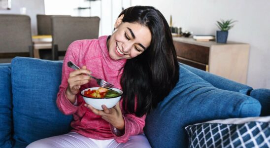 “Half of Millennials Choose Sofa or Bed Over Dining Table for Meals” “Près de la moitié des millennials préfèrent le canapé ou le lit au table”