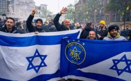 Titre : Violence à Amsterdam : des jeunes anti-Israël attaquent des supporters de football de Tel Aviv, provoquant l'indignation générale.