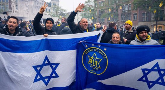 Titre : Violence à Amsterdam : des jeunes anti-Israël attaquent des supporters de football de Tel Aviv, provoquant l'indignation générale.