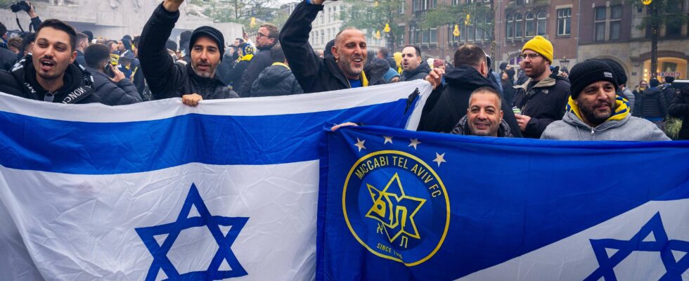 Titre : Violence à Amsterdam : des jeunes anti-Israël attaquent des supporters de football de Tel Aviv, provoquant l'indignation générale.