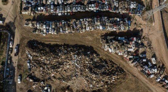 Un cimetière de voitures en Espagne : des images choquantes de véhicules accidentés et enlisés après des inondations meurtrières ayant causé plus de 200 décès.