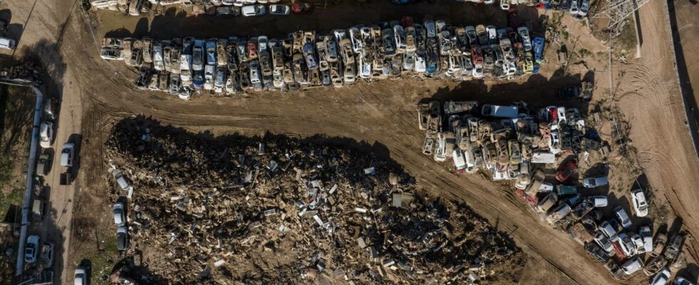 Un cimetière de voitures en Espagne : des images choquantes de véhicules accidentés et enlisés après des inondations meurtrières ayant causé plus de 200 décès.