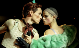 Eddie Redmayne exprime sa déception face aux réactions à son rôle dans « Cabaret » tout en reconnaissant la perception queer du personnage