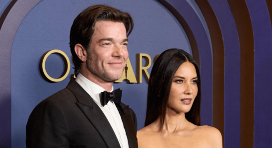 John Mulaney et sa lutte pour la sobriété : le rôle d'Olivia Munn et les tests de drogue pendant sa grossesse