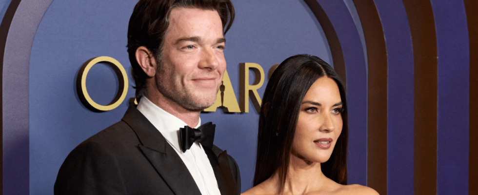 John Mulaney et sa lutte pour la sobriété : le rôle d'Olivia Munn et les tests de drogue pendant sa grossesse