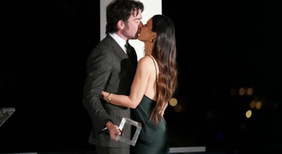 John Mulaney rend hommage à Olivia Munn lors des Imagemaker Awards d'InStyle avec une surprise émouvante.