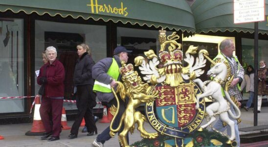 Mohamed Al Fayed : le retrait et l'incinération des warrants royaux de Harrods après ses accusations contre le prince Philip concernant la mort de Diana et de son fils.