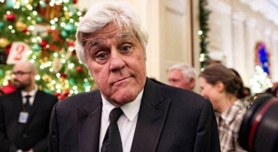 Jay Leno, 74 ans, se couvre le visage avec un bandeau après une chute d'une colline.