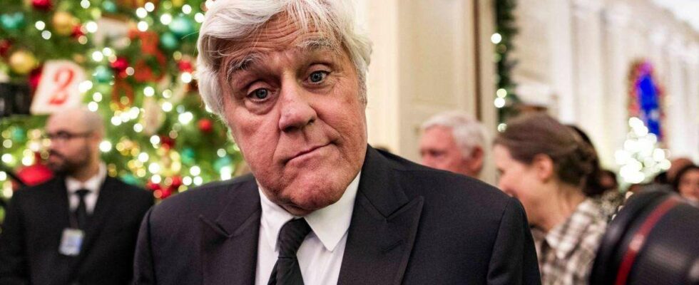 Jay Leno, 74 ans, se couvre le visage avec un bandeau après une chute d'une colline.