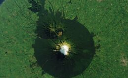 Enigme de la forêt circulaire et indestructible autour d'un volcan sacré au cœur du territoire hobbit.