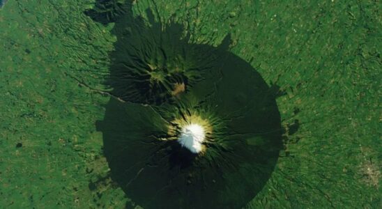 Enigme de la forêt circulaire et indestructible autour d'un volcan sacré au cœur du territoire hobbit.